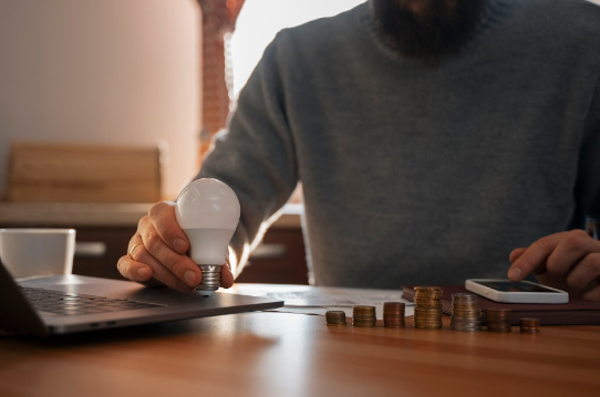Persona con foco y monedas